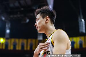 没眼看！赵继伟疯狂打铁14中1&三分7中1得3分 多次想造犯规未果