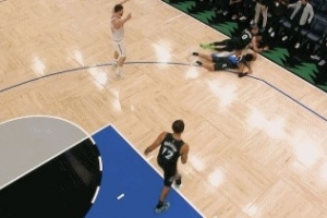 一通乱战！杜兰特传球申京失误 双方多人倒地混战&森林狼球权