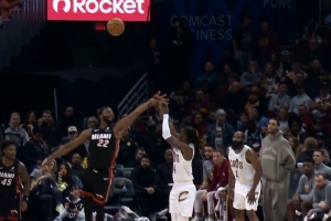 本场第二个三罚！维金斯扑防埃利斯被吹罚三分犯规 热火挑战失败