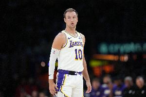 外线有谱！肯纳德半场三分2中2拿到8分 正负值+7