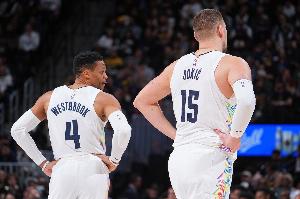 史上多次单赛季砍至少30次三双的球员：约基奇 威少