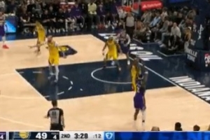 要当射手？范德比尔特侧翼接球 踩线长两分洞穿篮心