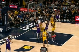 谁说没哨？詹姆斯持球强攻对抗防守 被吹了进攻犯规