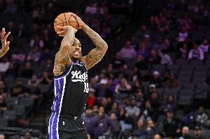 扛起球队！德罗赞半场11中8砍下21分4板5助 次节独得17分