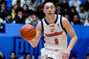 最后超远绝平三分太难了！胡明轩10中4&三分7中2拿到10分3板3助