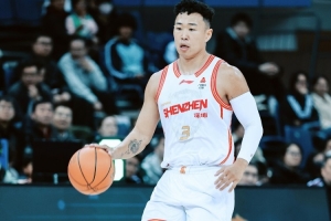 被限制得出手不多！贺希宁首发31分钟 三分5中3拿到11分3助2断