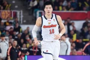 京媒：焦泊乔不打也不会改变战局 北京需要限制萨姆纳领衔的外线