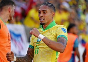 巴西媒体：拉菲尼亚在赛前就因疲劳接受了治疗，换下他是保险起见