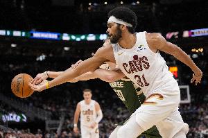 已连续缺席10场比赛！明天骑士迎战热火 中锋阿伦出战成疑