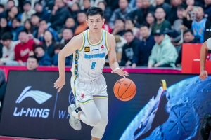 替补打得不错！方硕6中4拿下10分3篮板1助攻