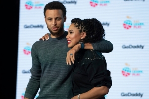 库嫂：我工作很努力 想证明自己的能力 库里很支持我从不袖手旁观