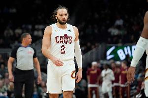 百步穿杨！斯特鲁斯首节5分钟三分5中4贡献12分 正负值+4