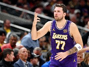 下一场打奇才禁赛！东契奇25中15砍41分8板3助3断1帽 抱怨有点多