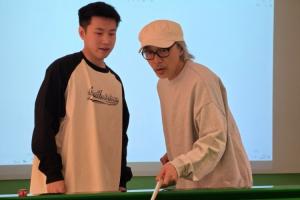 幽默星爷！周星驰晒与赵心童打台球合照，发文自嘲自己天赋太差