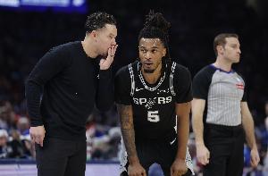 米奇：卡斯尔抢篮板的意识让我印象深刻 他抢到篮板 我们快攻启动