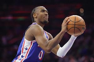 内外开花！马克西复出半场8中6拿到17分4助 三分4中3