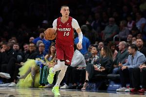 还得加把劲！希罗半场14中9&三分8中3砍下23分3助攻