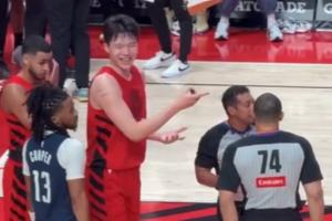 杨瀚森被裁判肯尼迪拉起后 无奈对里斯摇头摊手&全程保持笑脸