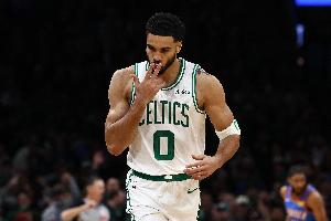 开攻！塔图姆23中12砍全场最高32分外加5板8助 三分10中5