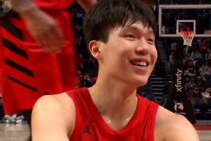 哎我这好帽呀！杨瀚森篮下大帽被吹犯规 微笑看向裁判表示不解