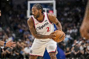 稳定发挥！伦纳德半场12中6&三分5中3砍15分8篮板带队领先