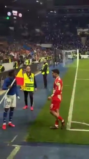 忍不了！白堡前锋赛后举角旗杆挑衅，美因茨中场推搡染红引冲突