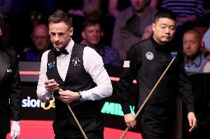 心态崩了！吉尔伯特单局6空杆+误进黑球狂罚31分！丁俊晖连下4局