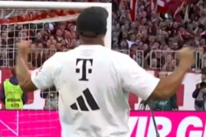 你也会农夫三拳？孔帕尼赛后同拜仁球迷激情互动，连续挥拳庆祝