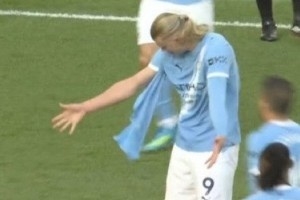 今日趣图：飞天剪刀脚，锁脖撕落衣。看了一场球，附赠UFC。