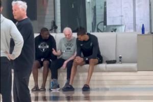 名师言传！波波维奇现身马刺训练场 与文班、卡斯尔等人亲密交流