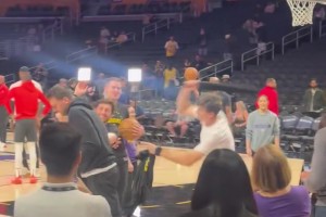 就你喜欢恶搞队友是吧里夫斯用干扰棒“暴打”东契奇