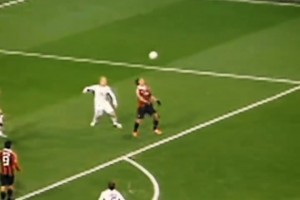 张弓搭箭！名场面：如何挽救低质量任意球，梅克斯自有答案！