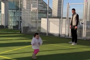 把女儿当障碍物！搞笑瞬间：B席挑球过掉自己女儿的防守！