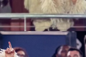 镜头捕捉到西班牙女歌手庆祝巴萨进球的画面~看起来真高兴