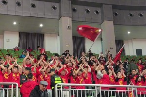 整齐划一！中国女篮热身赛现场 长沙球迷集体给杨舒予送生日祝福