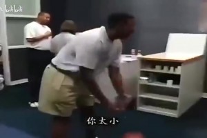 新秀姚明在火箭更衣室被调侃：现在在美国，我们都开下流玩笑！