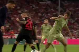 有礼貌！赛场小瞬间：穆勒只是想和阿隆索互动一下！