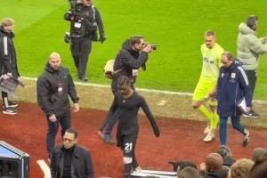 单手插兜~帕尔默继续保持着他在比赛中最随和的形象