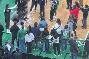 温馨一刻！塔图姆赛后和自己儿子和妈妈拥抱了一下！