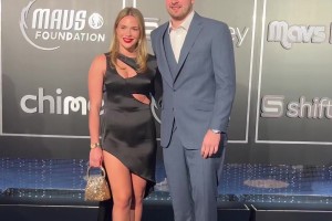 不会真分了吧？东契奇之前在独行侠时与女友合影！两人看上去很般配！