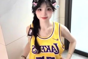 身材顶级美女博主“宝贝77”的湖人东契奇签名球衣到了