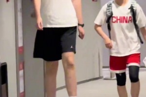 王思雨站在张子宇身边，瞬间变成小孩子 