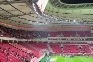 实拍：河南球员赛后到客队球迷区致谢，现场河南球迷欢呼声真响！