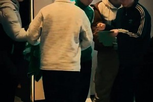 实拍：国安队全队前往武汉体育中心踩场，张稀哲回家乡受追捧