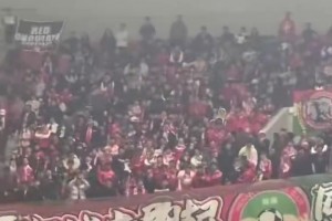 震耳欲聋！实拍：河南球迷现场齐声辱骂徐根宝SB！
