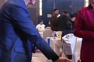 充满喜感！郭士强出席CBA全明星晚宴，谈“抢断”富永启生全过程