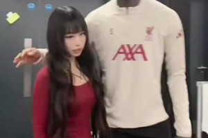 大老师又来采访科纳特啦~科纳特还晒出自己的龙珠TIFO