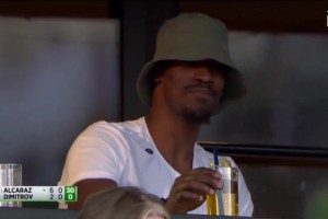 养伤期间来看看网球！巴特勒现场观战阿尔卡拉斯比赛