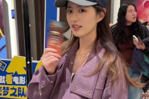 真爱！“王小七”来看库里的电影啦！还鼓励大家继续支持勇士