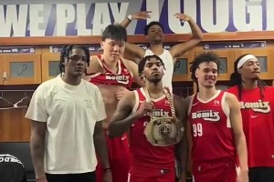 杨瀚森秀了一把腹肌混音队赛后在更衣室庆祝胜利~